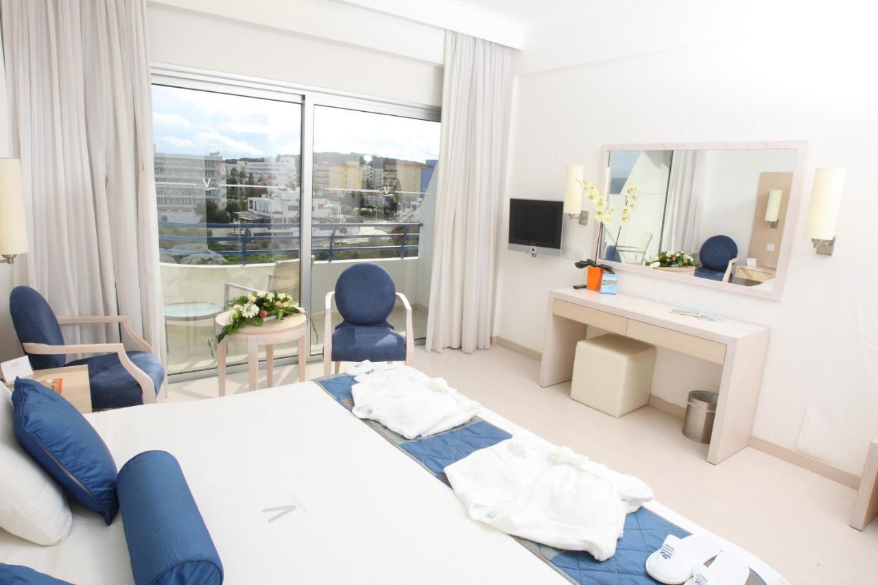 Double or Twin Room Sea View